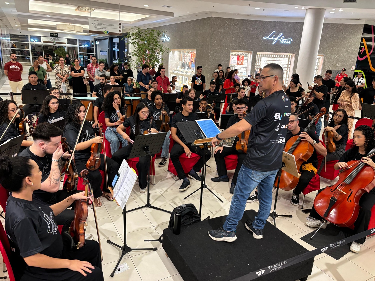 PVH SHOPPING: Orquestra Villa-Lobos encanta o público em apresentação gratuita