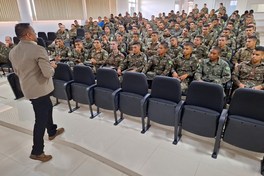 CONSCIENTIZAÇÃO: Palestra é ministrada aos militares como parte da campanha Maio Amarelo