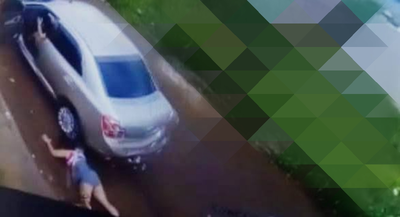 SEM PIEDADE: Marido abre porta de carro e joga mulher no asfalto com veículo em movimento 