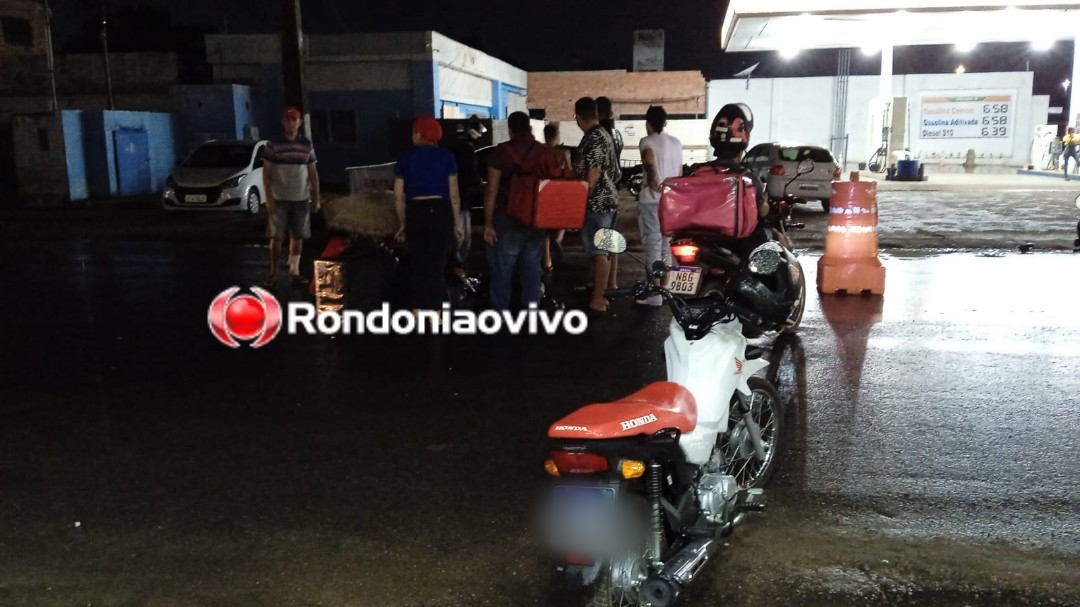 NO CENTRO: Entregador de delivery sofre ferimentos após colidir com carro 