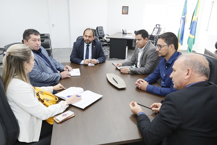 CONSTRUÇÃO: Laerte Gomes cobra reinício de obras em Ji-Paraná em fala com diretor do DER