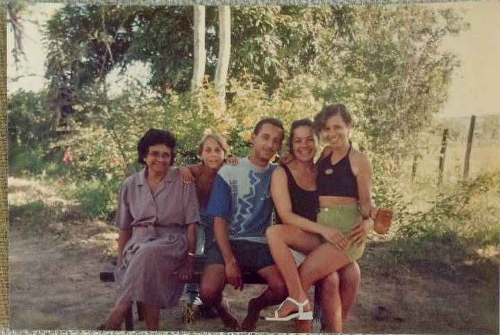 RETRATO DE MULHER: Leia a crônica 'No sítio Laranjeira: onde a galinha é de capoeira e a manga é rosa'