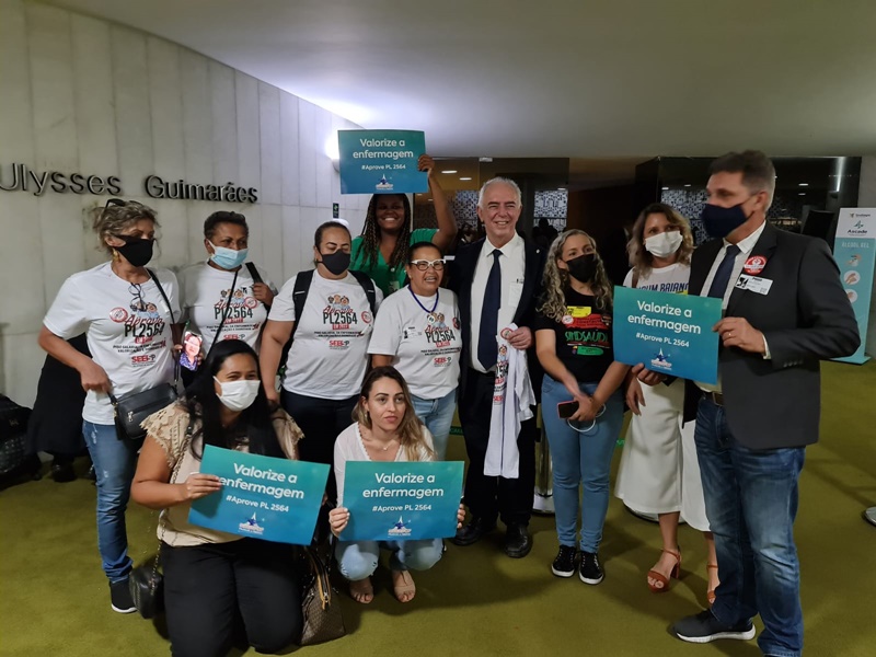 PSB: Nazif orienta voto 'sim' e piso salarial da enfermagem é aprovado