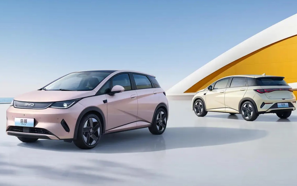 AUTOMÓVEIS: BYD Dolphin 2026 é maior, recarrega mais rápido e tem até geladeira