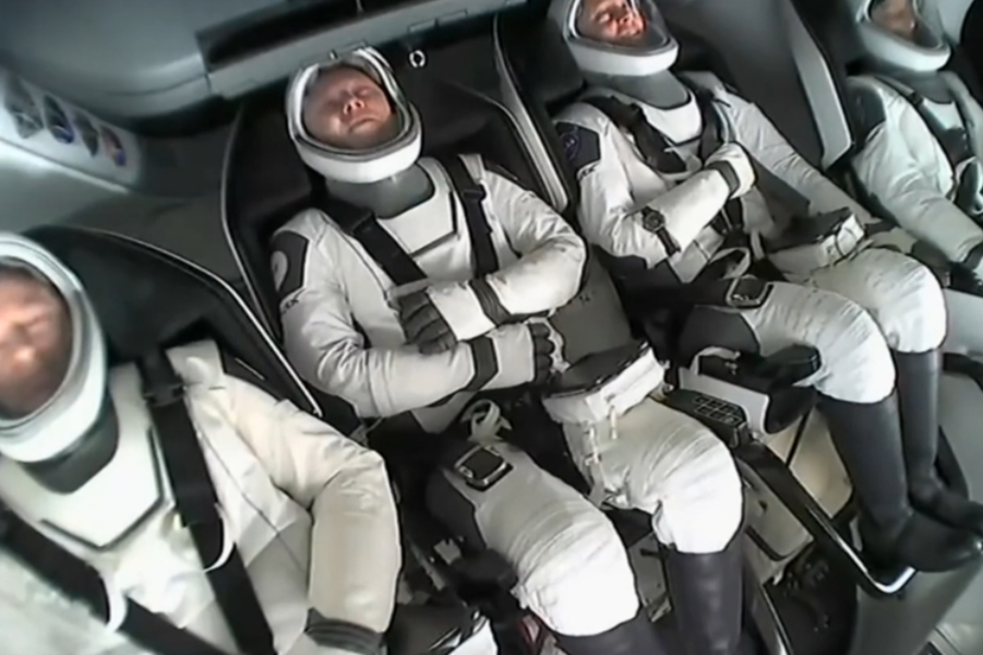 VÍDEO: Após 9 meses presos, astronautas fazem pouso bem-sucedido de volta à Terra