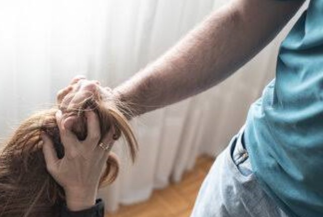 SEPARAÇÃO: Vigilante agride, arrasta mulher pelos cabelos e ameaça matá-la