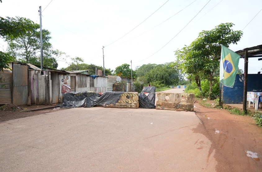 NO BAIRRO TRIÂNGULO: Barranco do igarapé Santa Bárbara desmorona e parte da Farquar está interditada