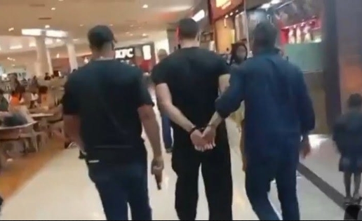 VÍDEO: Homem é detido após marcar encontro com adolescente, amiga do filho