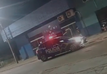 VILHENA: Casal em caminhonete derruba parede de cartório no centro 