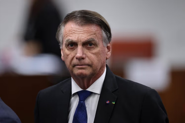 SARGENTO DO GSI: PM encontra arma registrada em nome de Bolsonaro durante blitz em Brasília