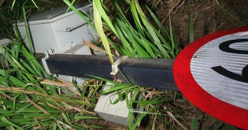 SEGUNDO: Motorista dá ré em caminhão e derruba radar de controle de velocidade na BR 364