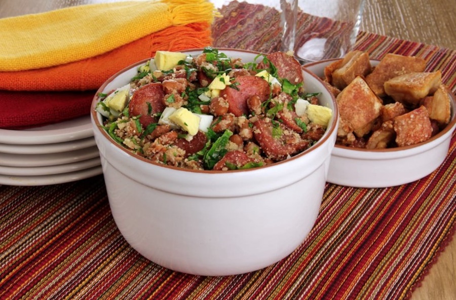 RECEITA: Aprenda a fazer um saboroso feijão tropeiro com couve