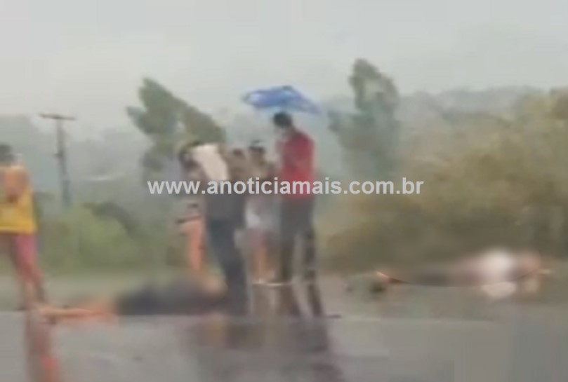 ACIDENTE: Colisão frontal entre motocicleta e Fox deixa dois mortos na BR-364