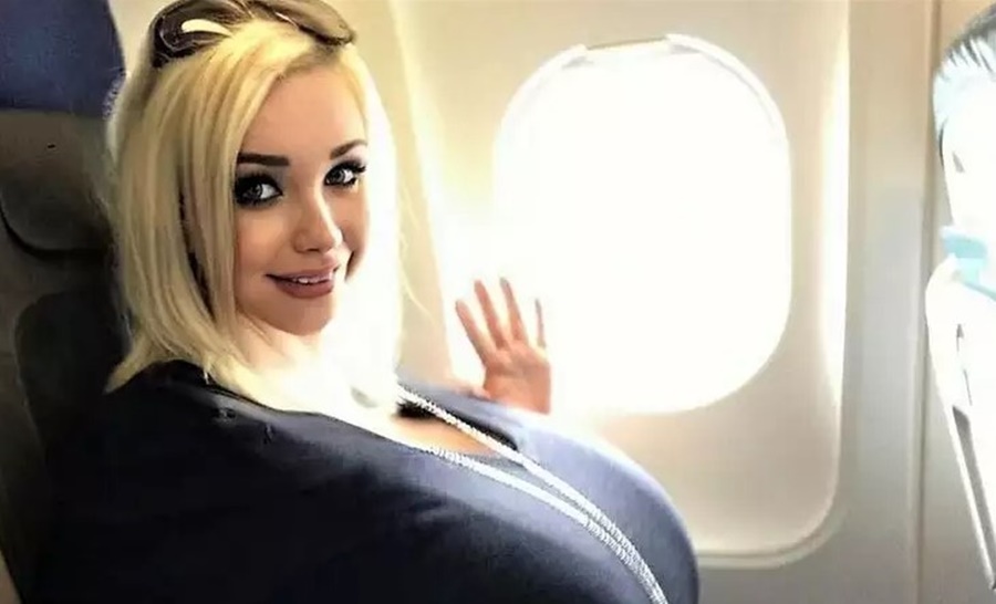 ENORMES: Mulher diz que foi atacada por passageiros e tripulantes devido os seios