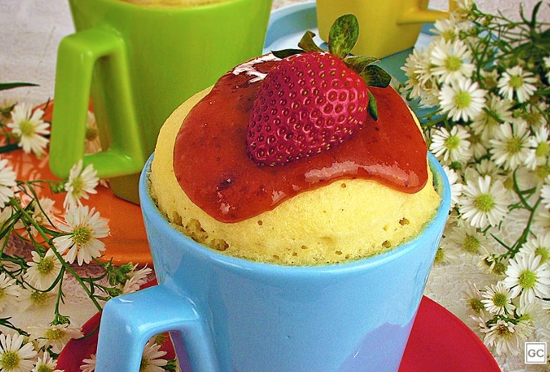 SOBREMESA: Receita de bolo de caneca com calda de morango