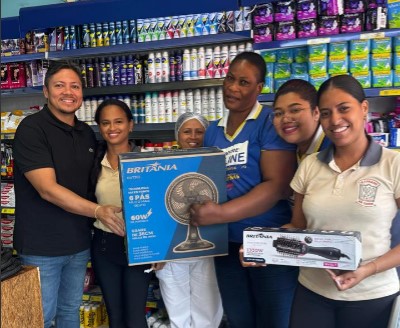 ZÉ PAROCA: Vereador distribui brindes em homenagem ao dia internacional de mulher