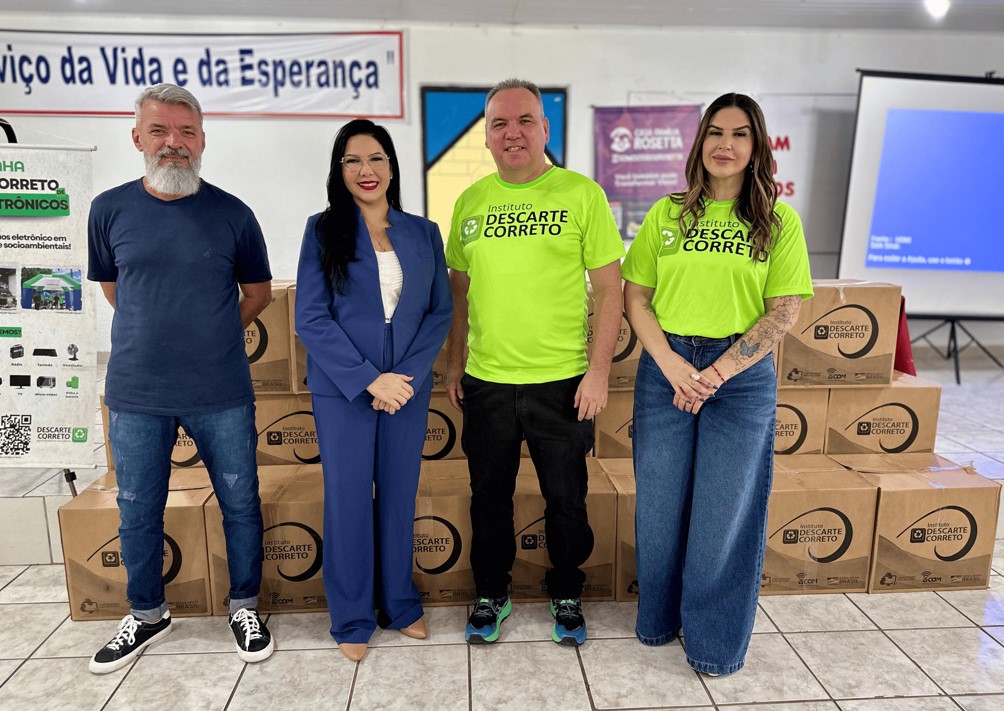 CRISTIANE LOPES: Deputada leva inclusão digital à Casa Família Rosetta com 20 computadores