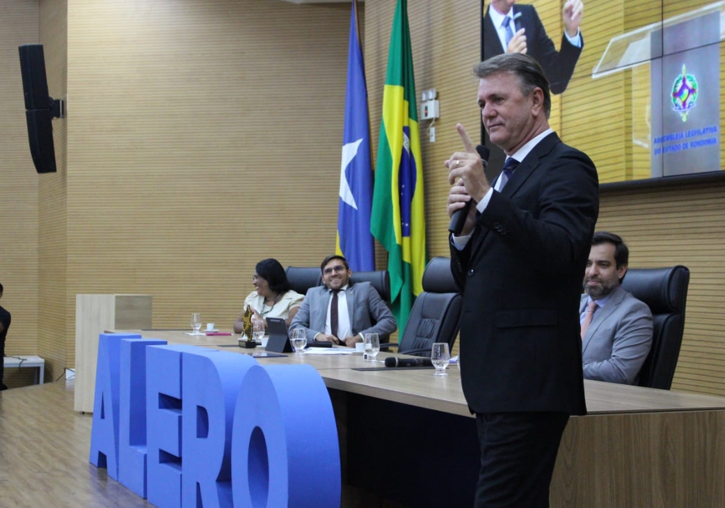 LUIZINHO GOEBEL: Deputado indica reforma geral da Escola Emburana em Presidente Médice