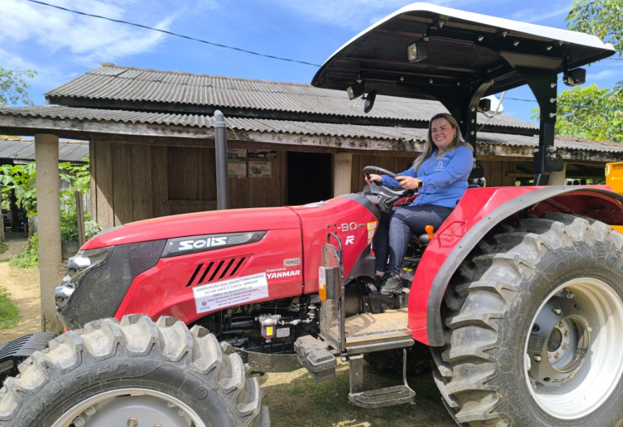 CLÁUDIA DE JESUS: Produtores rurais compram trator com emenda de deputada