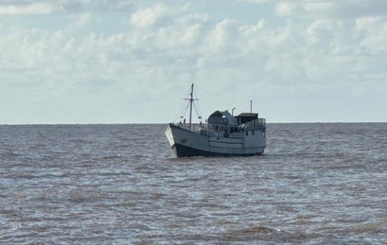 AÇÃO: PF e Marinha apreendem embarcação com mercadorias irregulares