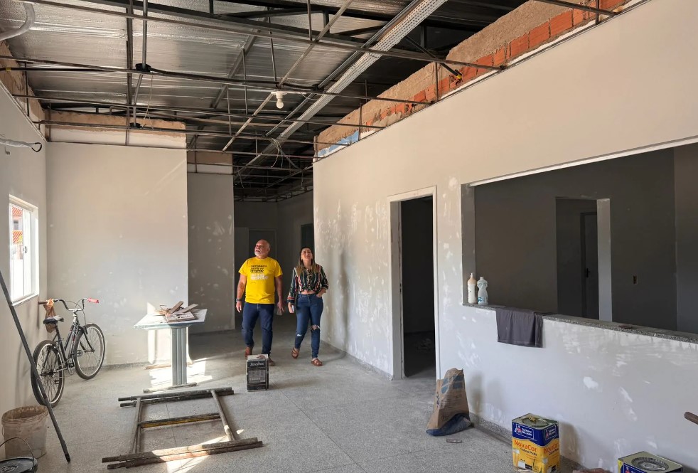 JOEL DA ENFERMAGEM: Vereador fiscaliza obras de reforma da Policlínica Rafael Vaz e Silva