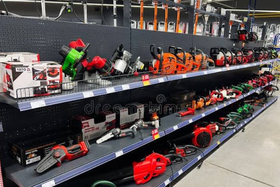 URGENTE: Polícia procura por criminosos acusados de furtar 30 motosserras em loja