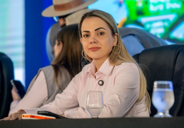 CLÁUDIA DE JESUS: Deputada solicita professor para escola estadual de Ji-Paraná