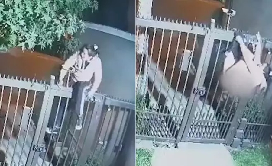 INUSITADO: Mulher perde as calças ao pular cerca de casa e fica seminua