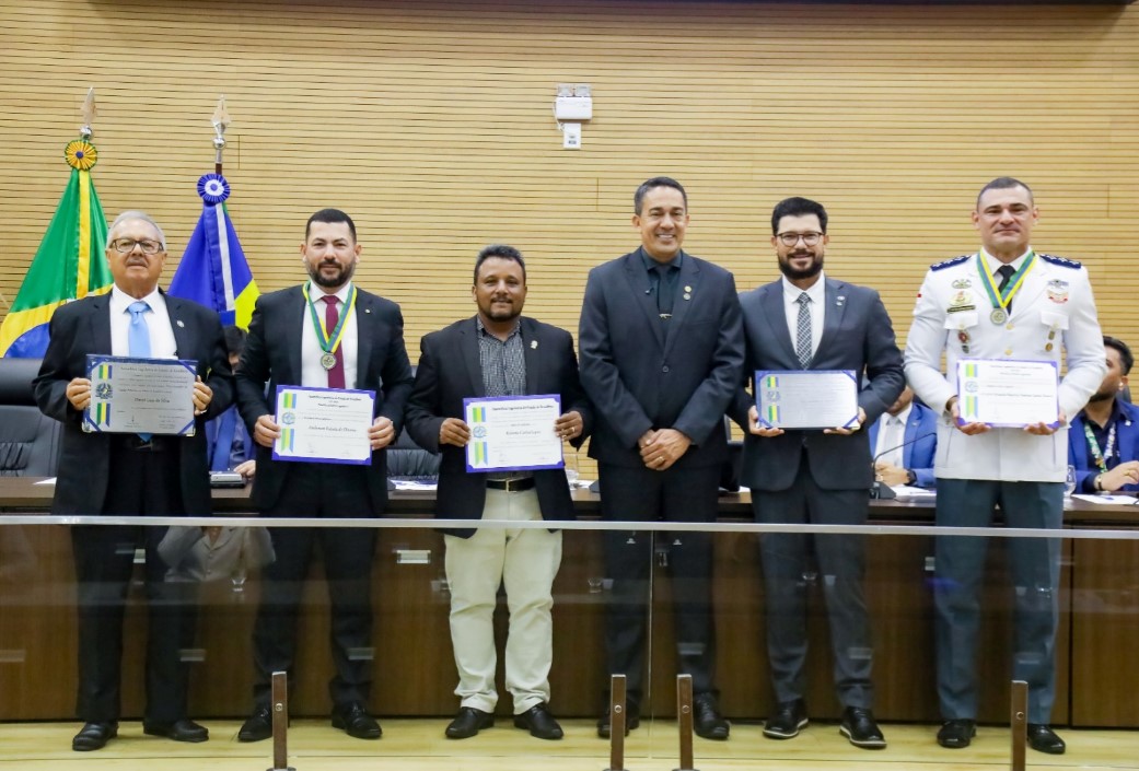 EYDER BRASIL: Deputado concede honrarias ao chefe da Casa Civil e a promotor