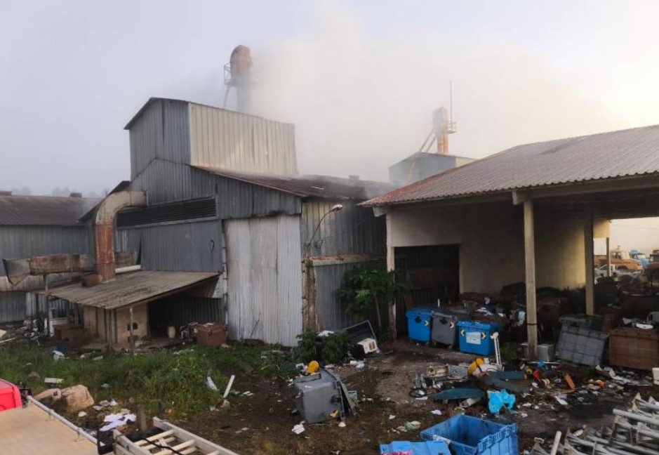 VILHENA: Incêndio criminoso atinge armazém usado como depósito pela Prefeitura