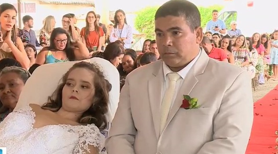 TINHA CÂNCER: Após casar em hospital, mulher morre três dias depois da cerimônia