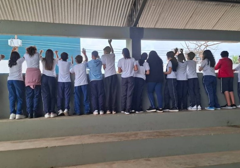 DEU COTOCO: Mulher foge com bola de vôlei e insulta estudantes