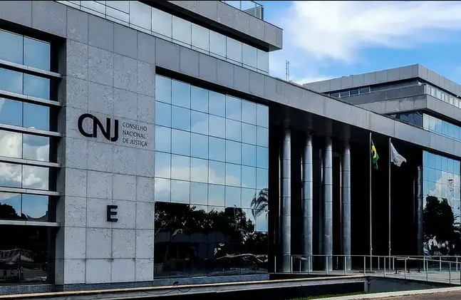 COMO ASSIM?: Juízes aposentados querem auxílio financeiro por excesso de serviço