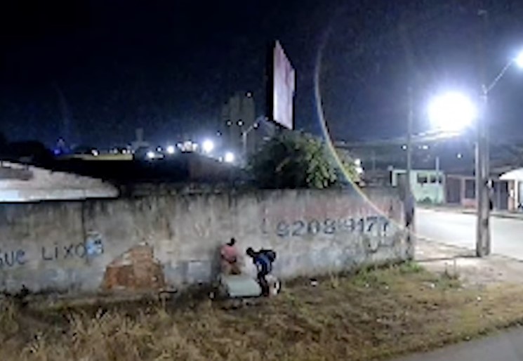 NADA ESCAPA: Dois ladrões são filmados furtando caixa telefônica em Porto Velho