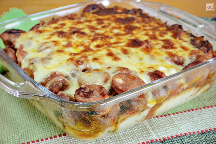 DELÍCIA: Torta de pão e linguiça na cachaça