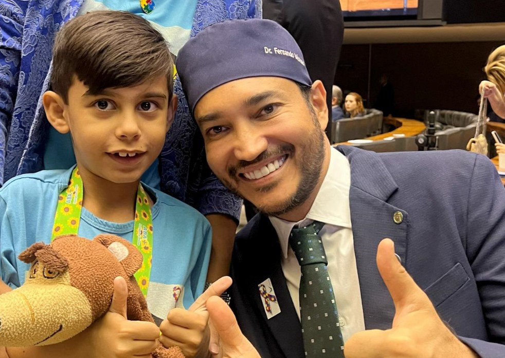 FERNANDO MÁXIMO: Deputado destina emenda para APAEs e instituições que apoiam pessoas com TEA