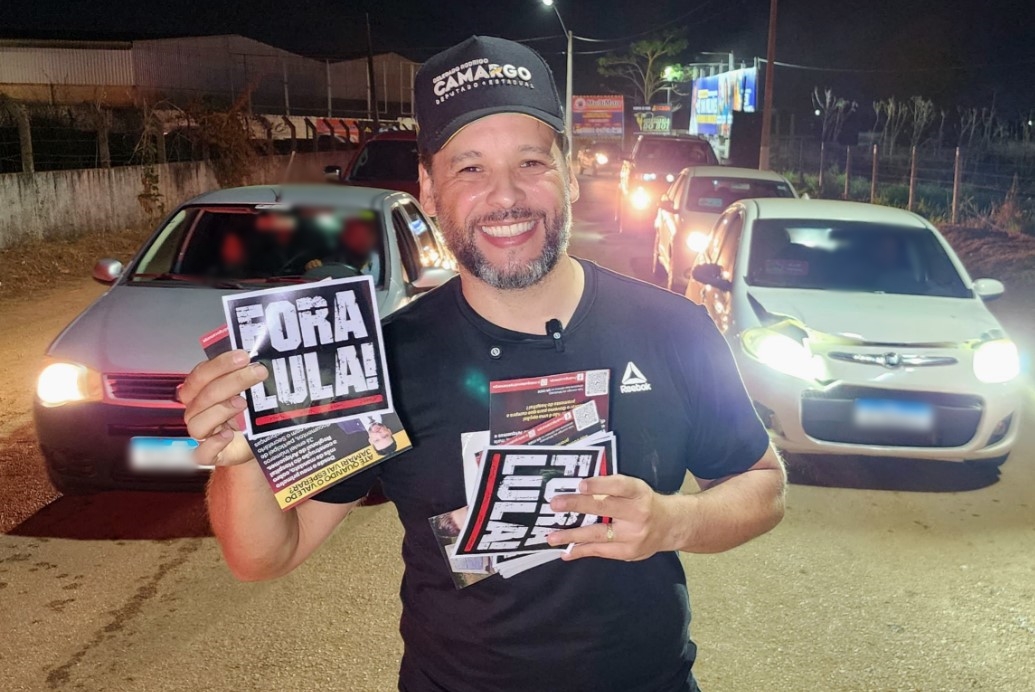 DELEGADO CAMARGO: Deputado lidera mega adesivaço 'Fora Lula' em Ariquemes