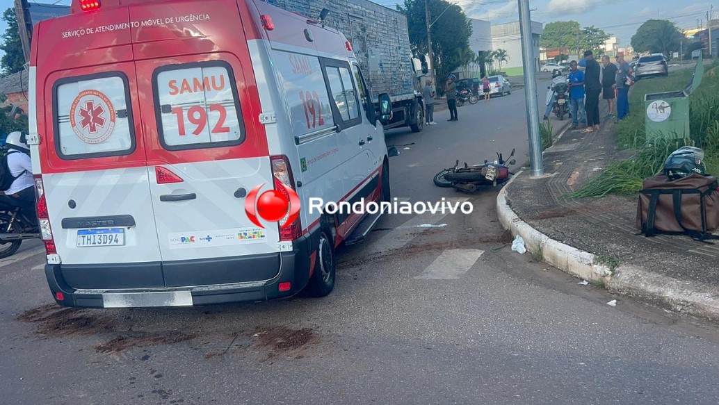URGENTE: Mulher tem perna dilacerada em acidente envolvendo moto e caminhão