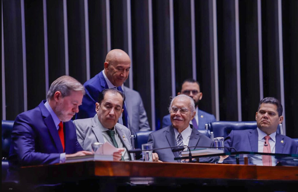 CONFÚCIO MOURA: Senador celebra os 40 anos da redemocratização durante sessão solene