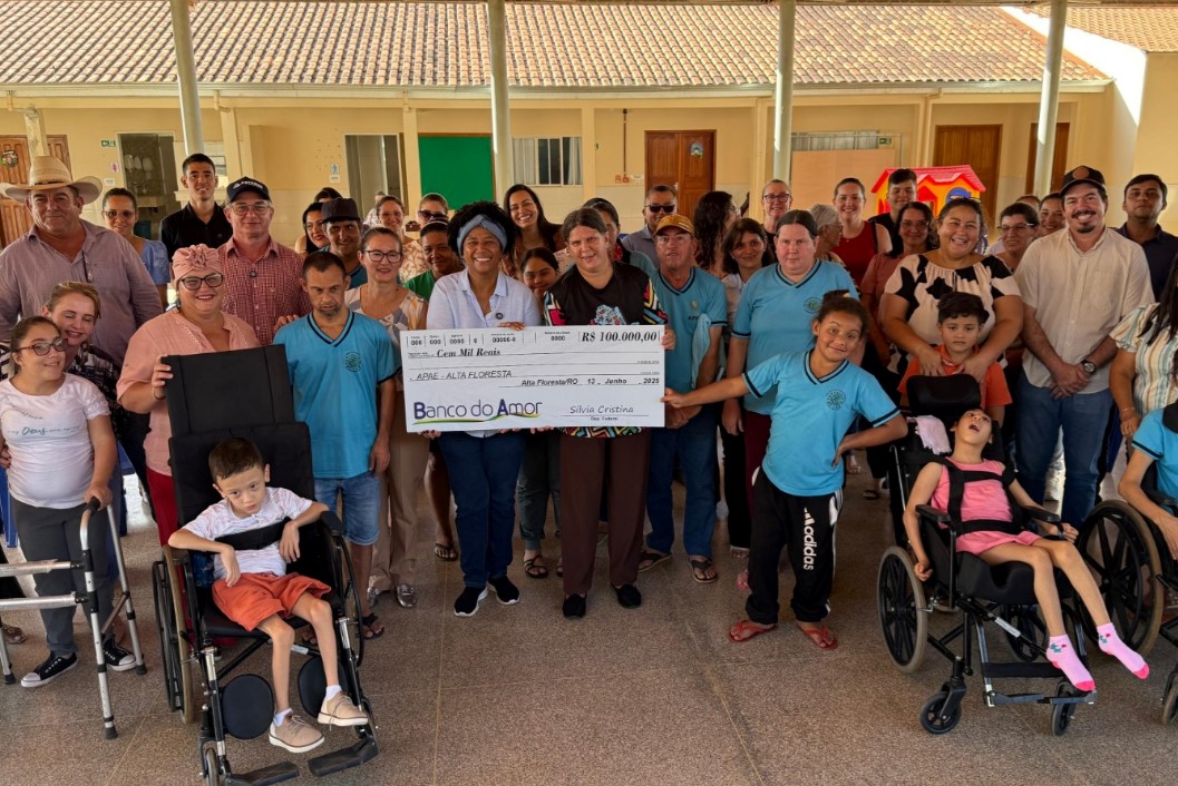 SILVIA CRISTINA: Deputada faz a entrega de R$ 100 mil para a Apae de Alta Floresta do Oeste