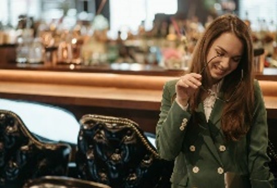 TIMIDEZ OU ATRAÇÃO? O que significa quando uma pessoa sorri para você e depois olha para baixo?