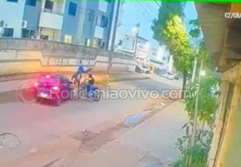 VÍDEO: Carro invade contramão e bate de frente com ocupantes de moto