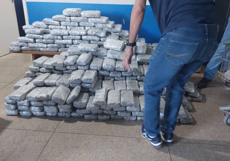 'SUPERMACONHA': Avião pousa em fazenda e deixa 419 kg de maconha skunk