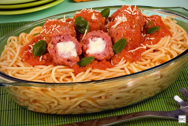 RECEITA: Aprenda a fazer macarronada com almôndegas de calabresa