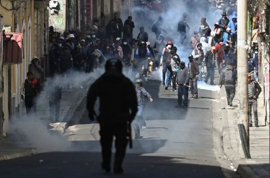 REVOLTA POLÍTICA: Bancos na Bolívia suspendem operações em meio a protestos