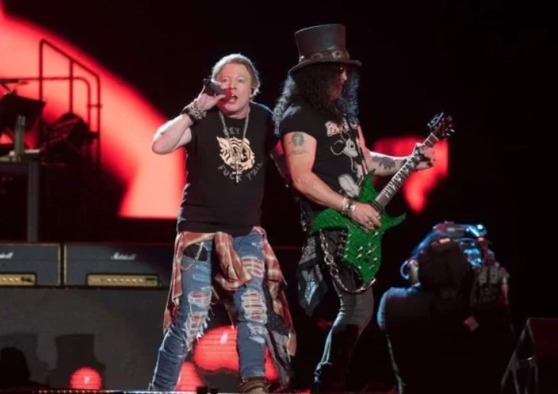 CURIOSIDADE: Funcionária é demitida após filmar Axl Rose em bar de hotel