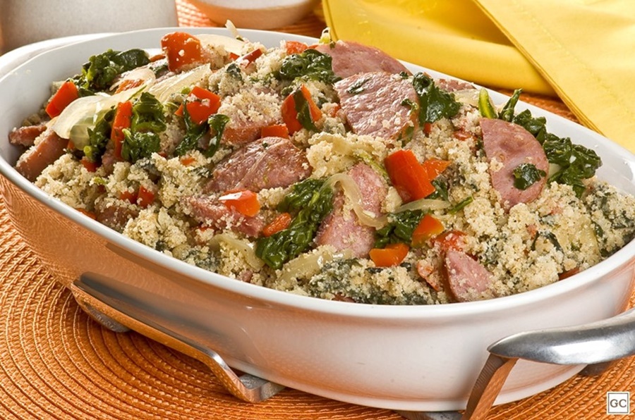 RECEITA: Aprenda a fazer farofa com linguiça e espinafre