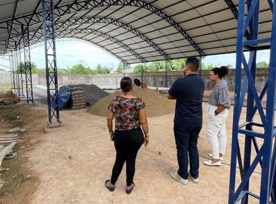 FISCALIZAÇÃO: Dr. Gilber acompanha construção da quadra de esportes de escola municipal