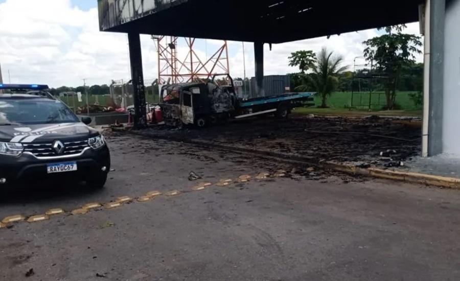 PREJUÍZO: Grupo armado ataca base de concessionária em rodovia bloqueada