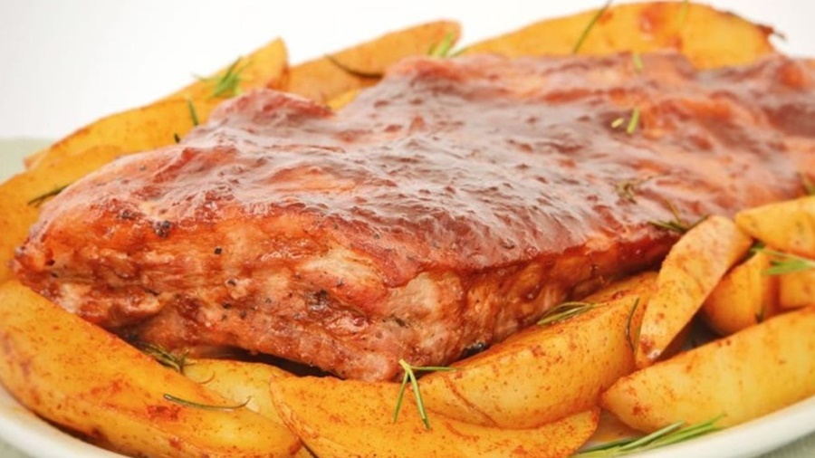 RECEITA: Costelinha suína com molho barbecue e batatas rústicas